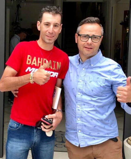 Filippo Magnani insieme a Vincenzo Nibali. Il legame fra l'hotel e la Granfondo è molto forte
