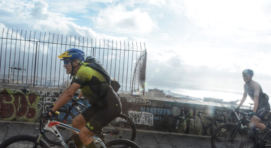 In alcuni tratti il percorso si dipana sul lungomare, ma con poche auto incontrate