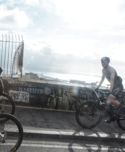 In alcuni tratti il percorso si dipana sul lungomare, ma con poche auto incontrate