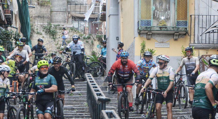 Il passaggio sulle scalinate è forse la parte più caratteristica della Napoli Obliqua