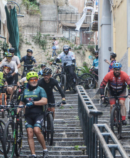 Il passaggio sulle scalinate è forse la parte più caratteristica della Napoli Obliqua