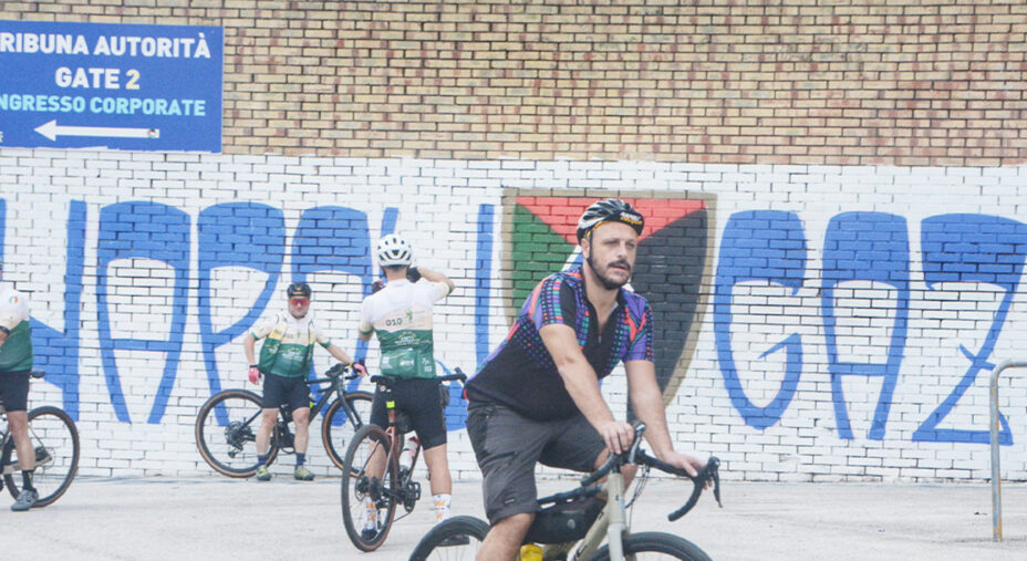 Non manca il passaggio vicino allo Stadio Maradona, con murales che cambiano spesso e toccano temi profondi