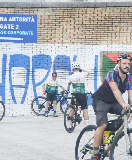 Non manca il passaggio vicino allo Stadio Maradona, con murales che cambiano spesso e toccano temi profondi