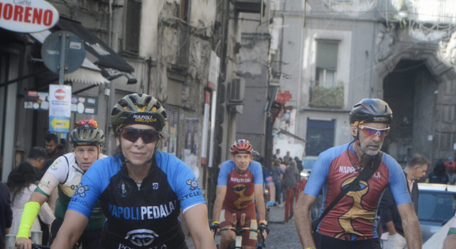 Napoli Obliqua è una ciclopedalata giunta alla settima edizione e disegnata per i vicoli della città