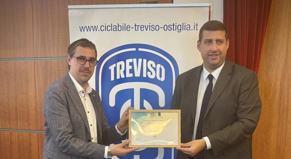 La consegna della certificazione nel corso del TTG Travel Experience, a destra Daniele Canella