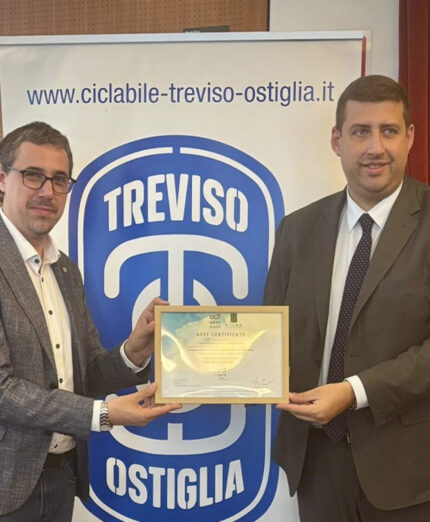 La consegna della certificazione nel corso del TTG Travel Experience, a destra Daniele Canella