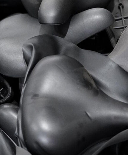 Cambia il materiale base delle selle prodotte, integrando polimeri certificati ISCC+ con prodotto fossile e riciclato