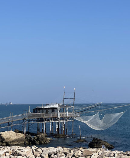 I caratteristici trabocchi lungo la ciclabile abruzzese, sempre più frequentata (percorso e foto Tanda1963)