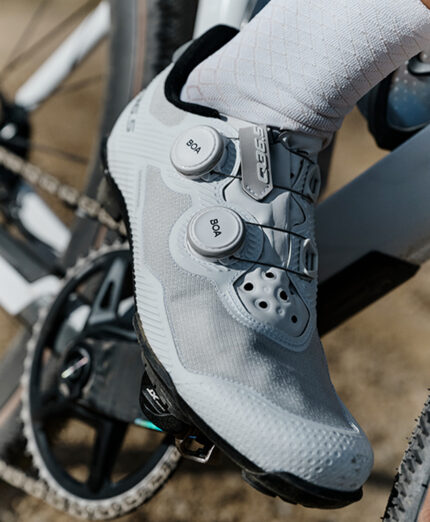 Gregarius Adventure, le nuove calzature off-road di Q36.5. Senza estremizzazioni, tanto comfort, senza perdere di vista la termoregolazione