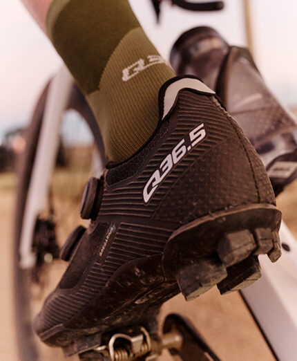 Gregarius Adventure, le nuove calzature off-road di Q36.5. Senza estremizzazioni, tanto comfort, senza perdere di vista la termoregolazione