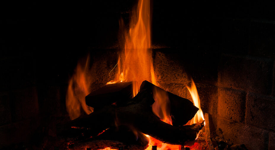 Camino che arde, inverno (depositphotos.com)