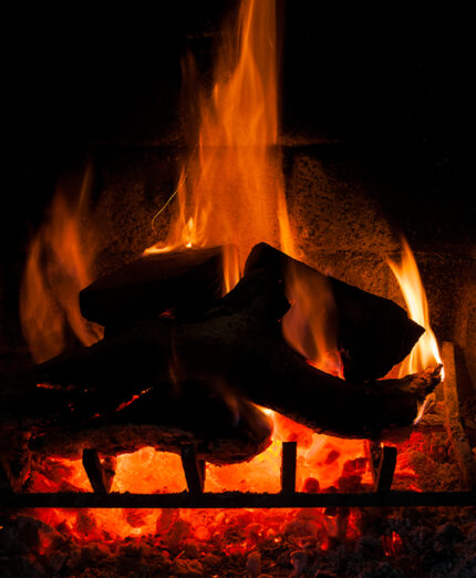 Camino che arde, inverno (depositphotos.com)