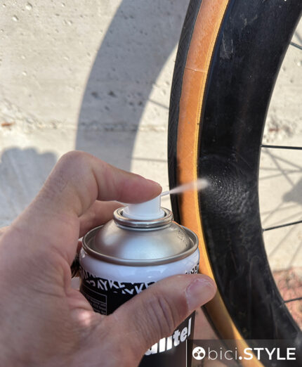 Il detergente spray pratico e funzionale è Pulitel di Spryke