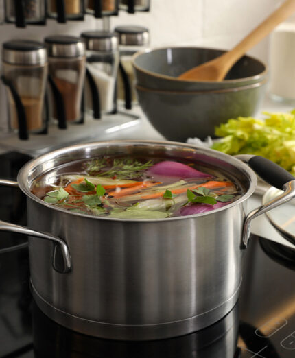 Alimentazione, cottura, bollitura verdure, benessere (depositphotos.com)
