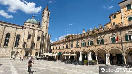 Cammino dei Cappuccini, Marche, terremoto, sisma 2016, Giovanni Vosconti in Piazza del Popolo ad Ascoli Piceno