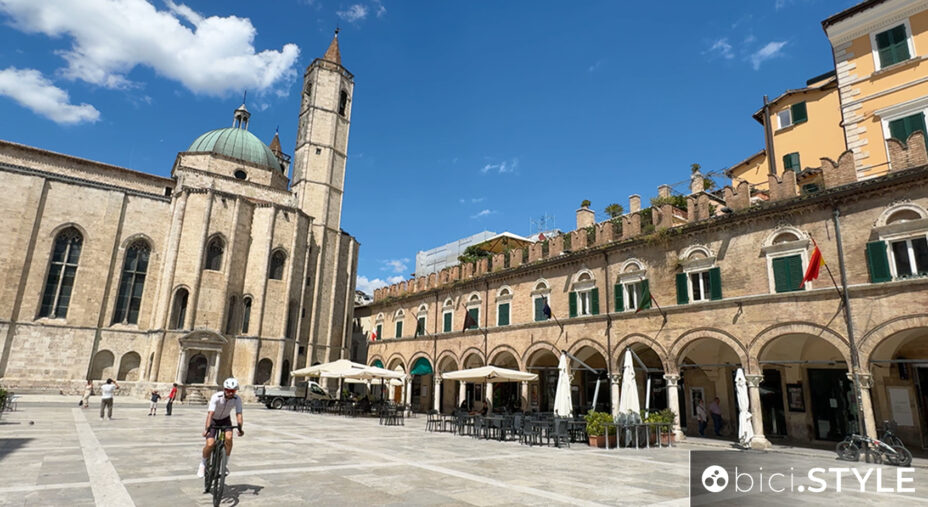 Cammino dei Cappuccini, Marche, terremoto, sisma 2016, Giovanni Vosconti in Piazza del Popolo ad Ascoli Piceno