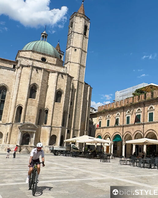 Cammino dei Cappuccini, Marche, terremoto, sisma 2016, Giovanni Vosconti in Piazza del Popolo ad Ascoli Piceno