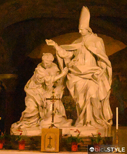 Nella cripta, il gruppo scultoreo di Lazzaro Giosafatti rappresenta Sant’Emidio che battezza Polisia