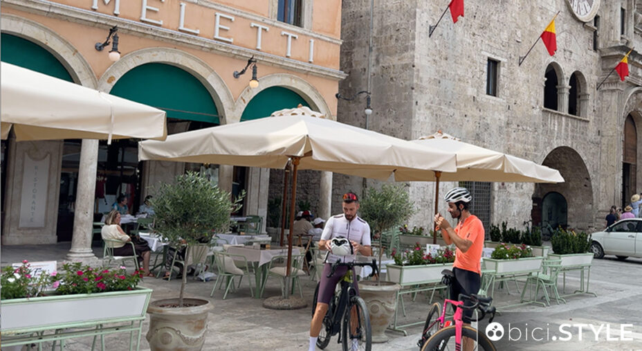 Cammino Francescano della Marca, da Assisi ad Ascoli Piceno, Piazza del Popolo, Caffè Meletti