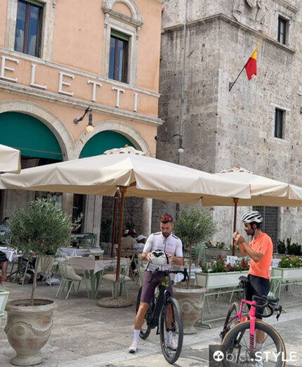 Cammino Francescano della Marca, da Assisi ad Ascoli Piceno, Piazza del Popolo, Caffè Meletti
