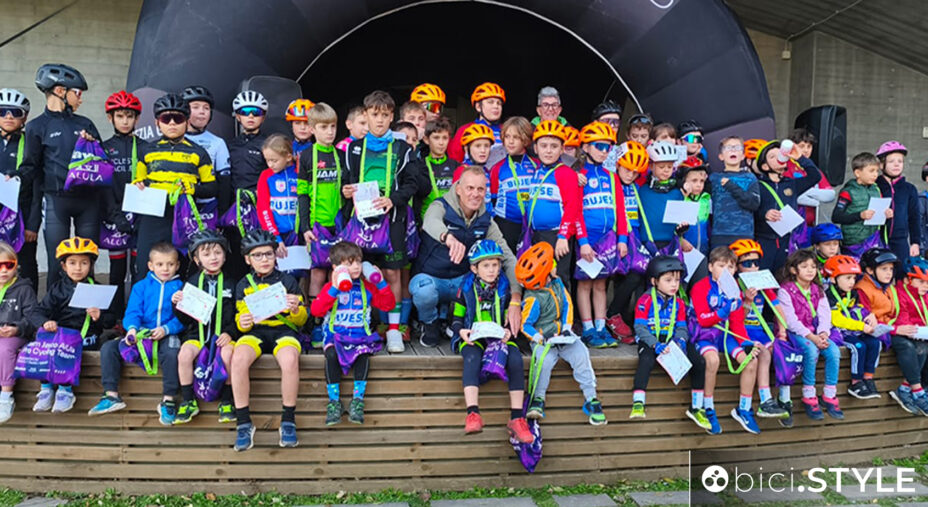 Alessandro De Marchi ha organizzato una festa per insegnare ai bambini il bello della bicicletta