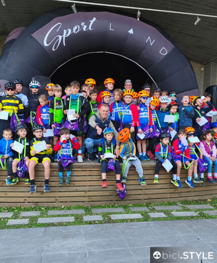 Alessandro De Marchi ha organizzato una festa per insegnare ai bambini il bello della bicicletta