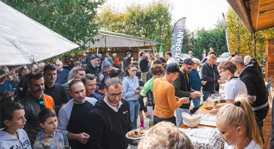 E poi tutti a tavola, con pasta, arrosticini e anche lo spiedo e le immancabili birre