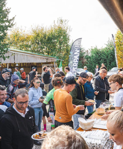 E poi tutti a tavola, con pasta, arrosticini e anche lo spiedo e le immancabili birre