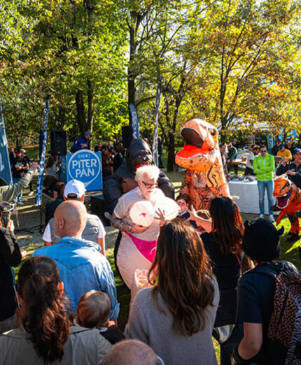 Goliardia dopo aver pedalato, mentre il dj Peter Pan si dava da fare per animare la Monster Social Ride