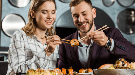 Alimentazione, sushi, pesce, coppia al ristorante (depositphotos.com)