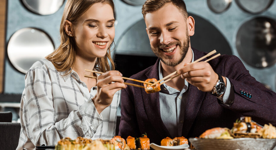Alimentazione, sushi, pesce, coppia al ristorante (depositphotos.com)