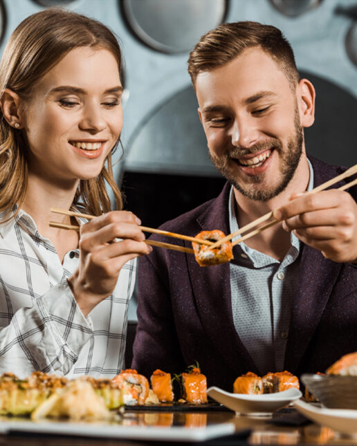 Alimentazione, sushi, pesce, coppia al ristorante (depositphotos.com)