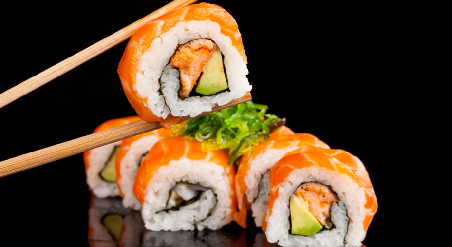 Nell'antica tradizione giapponese, il pesceveniva avvolto nel riso per la sua conservazione (depositphotos.com)