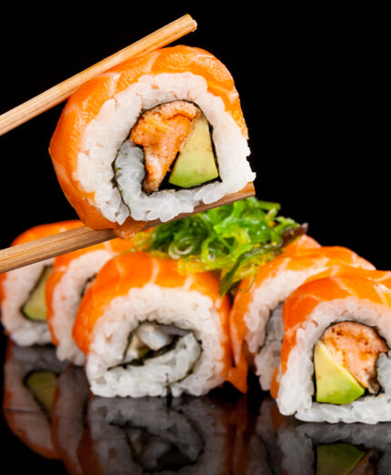 Nell'antica tradizione giapponese, il pesceveniva avvolto nel riso per la sua conservazione (depositphotos.com)