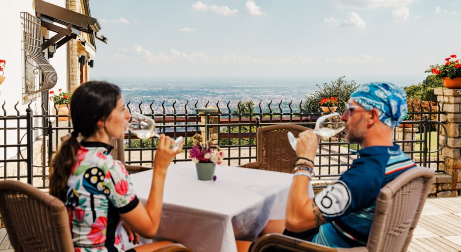 Ciclovia dei Colli e del Brembo, ciclisti che bevono vino