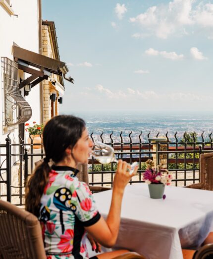 Ciclovia dei Colli e del Brembo, ciclista che beve vino