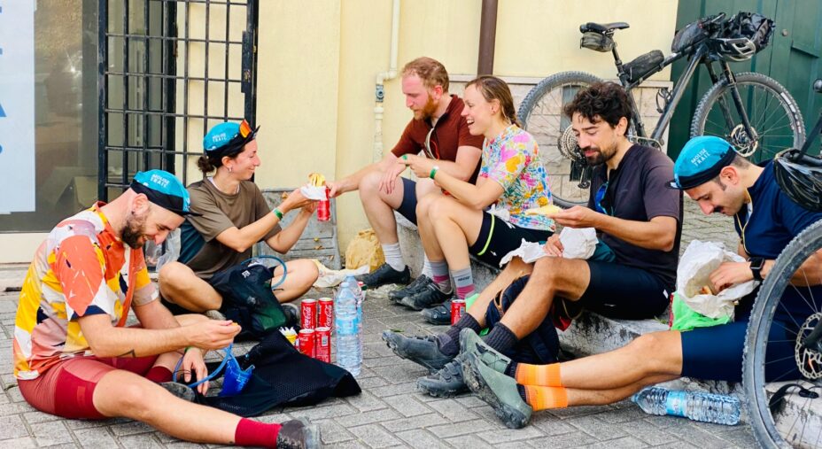 Molise Trail, ciclisti che mangiano, rifornimento