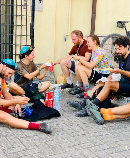 Molise Trail, ciclisti che mangiano, rifornimento