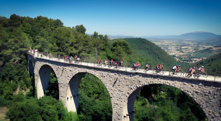 Appennino Bike Tour, ciclisti sull'ex ferrovia Spoleto-Norcia