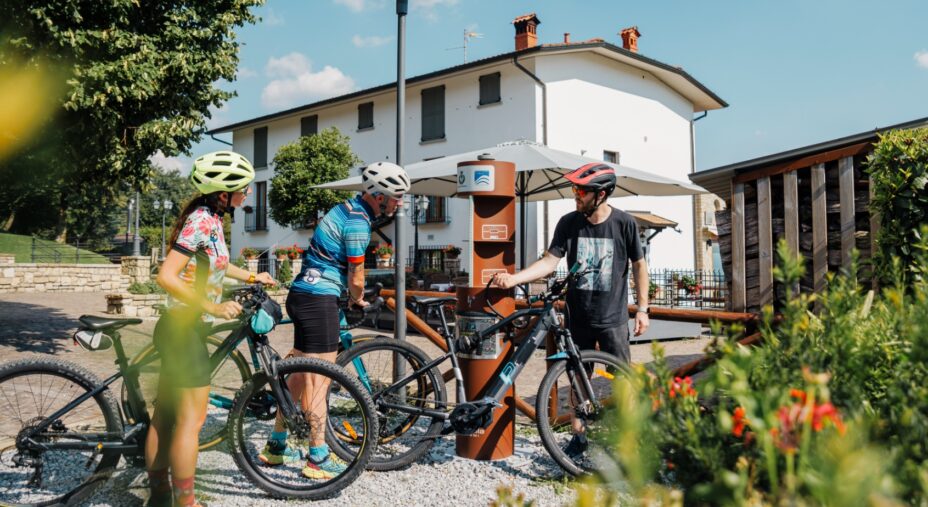 Ciclovia dei Colli e del Brembo, ciclisti e colonnine di ricarica