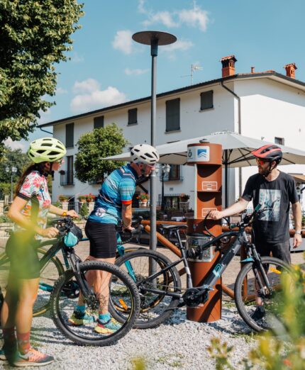 Ciclovia dei Colli e del Brembo, ciclisti e colonnine di ricarica