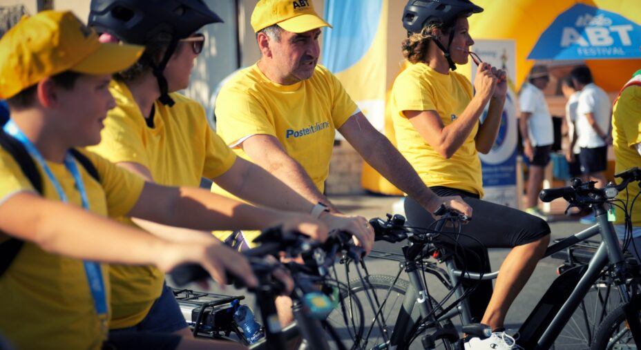 Appennino Bike Tour, ciclisti con t-shirt Poste Italiane