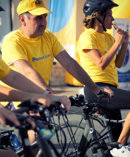 Appennino Bike Tour, ciclisti con t-shirt Poste Italiane