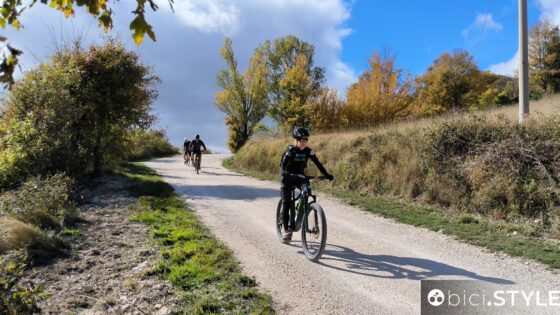 Ciclovie della Transumanza in Abruzzo, ciclista donna su strada bianca