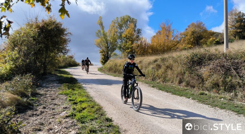 Ciclovie della Transumanza in Abruzzo, ciclista donna su strada bianca