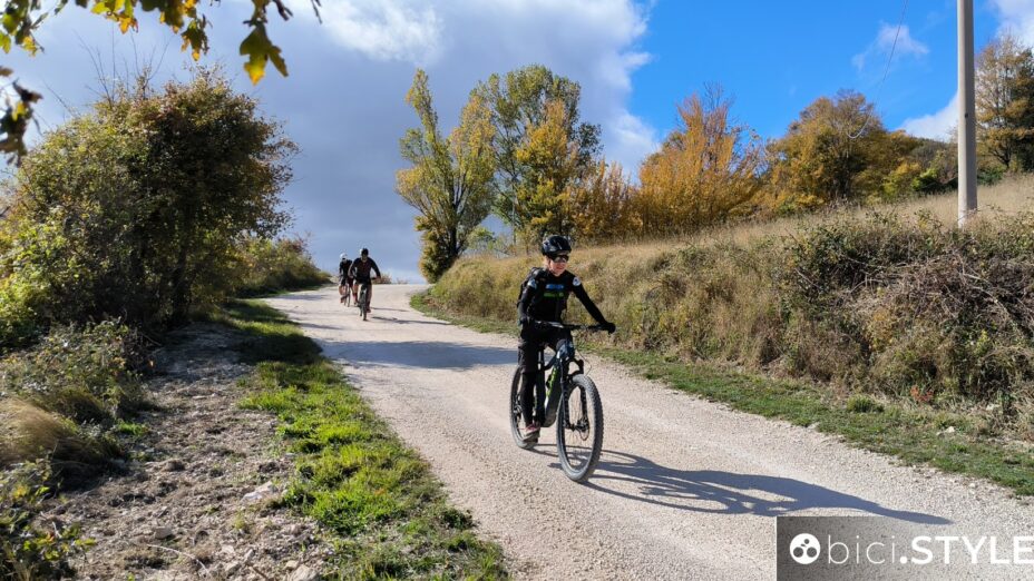 Ciclovie della Transumanza in Abruzzo, ciclista donna su strada bianca
