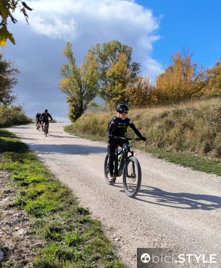 Ciclovie della Transumanza in Abruzzo, ciclista donna su strada bianca