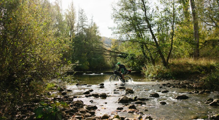 Molise Trail, ciclista che guada un fiume