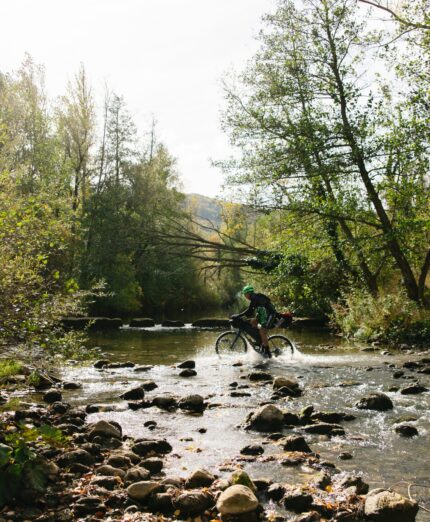 Molise Trail, ciclista che guada un fiume
