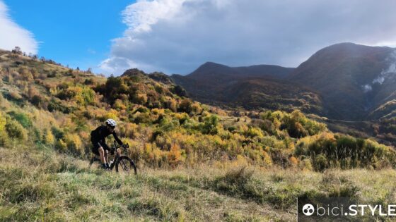 Ciclovie della Transumanza in Abruzzo, ciclista gravel in autunno